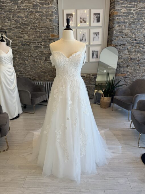 Gracyn a lace aline wedding dress in plus size.