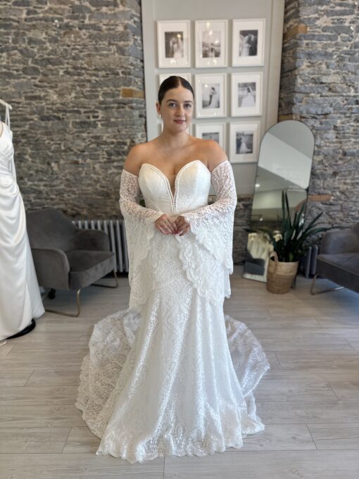 Landen a boho inspired wedding dress. Fitted lace with a sweetheart neckline, and detachable bell sleeves.